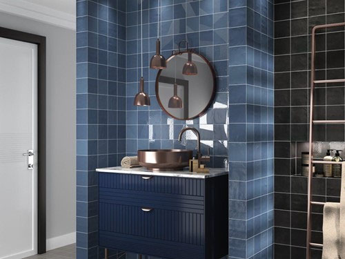 Badkamer met wandtegels en badmeubel