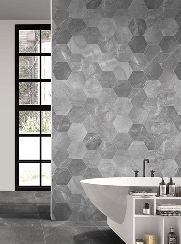 Vrijstaand bad in een luxe badkamer