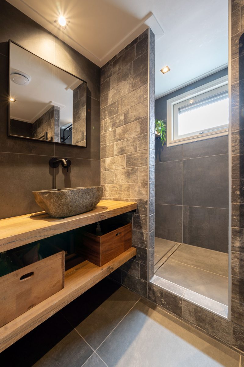 Badkamer combinatie hout en keramisch, foto 1