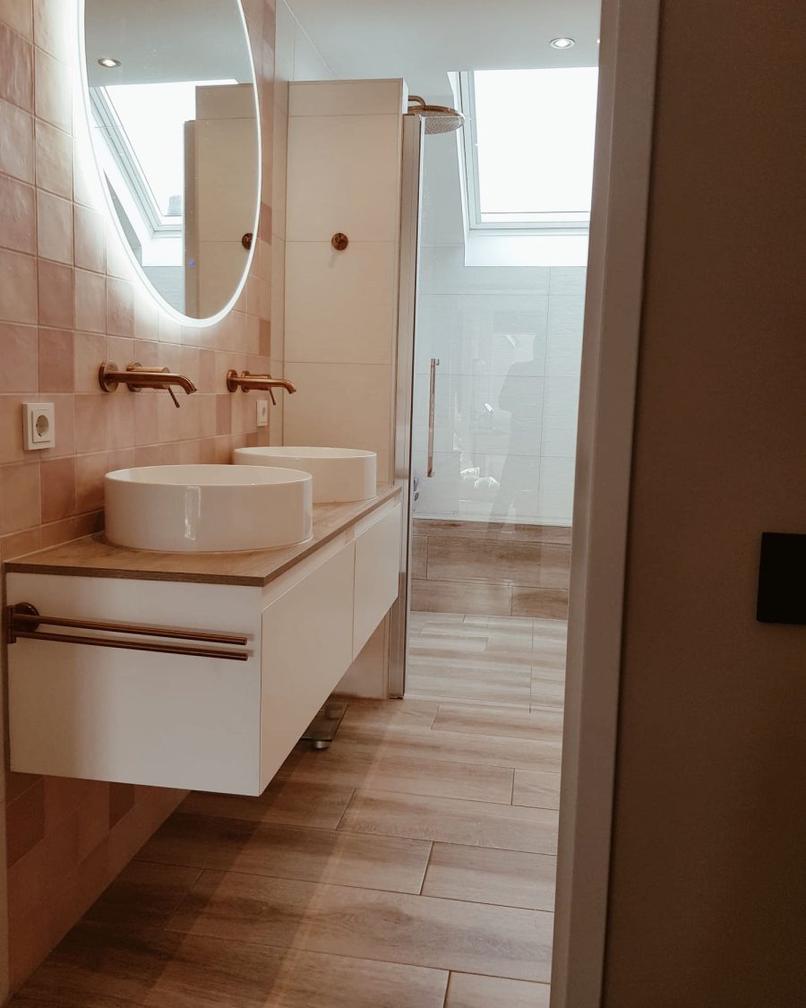 Badkamer met handgebakken tegels, foto 1