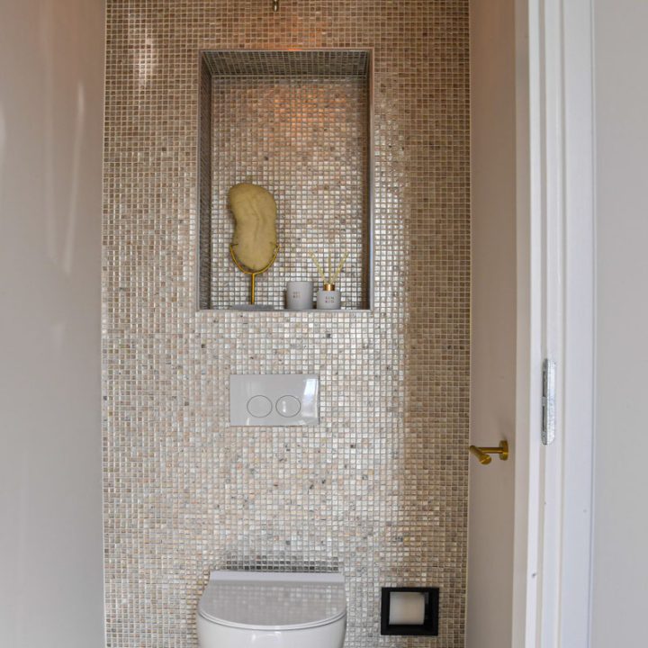 Luxe toilet met mozaïek in goudtinten, foto 1