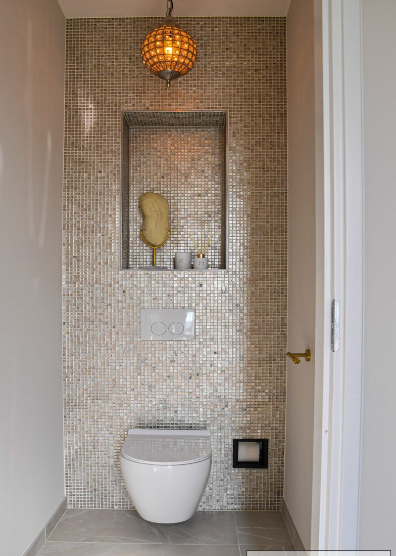 Luxe toilet met mozaïek in goudtinten, foto 1
