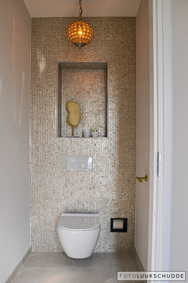 Luxe toilet met mozaïek in goudtinten, foto 1