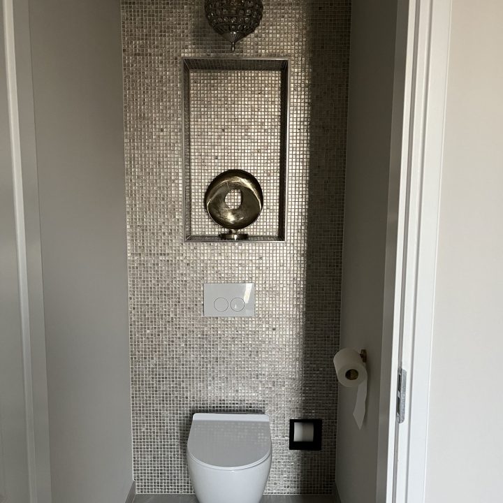 Luxe toilet met mozaïek in goudtinten, foto 2