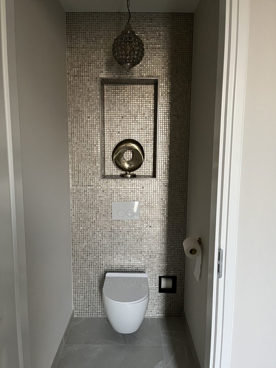 Luxe toilet met mozaïek in goudtinten, foto 2