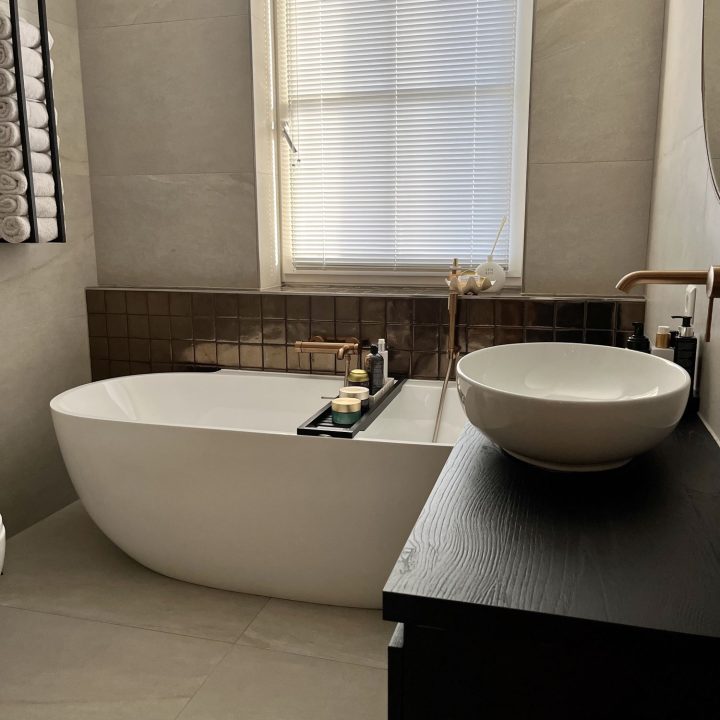 Marmerlook badkamer met brons details, foto 3