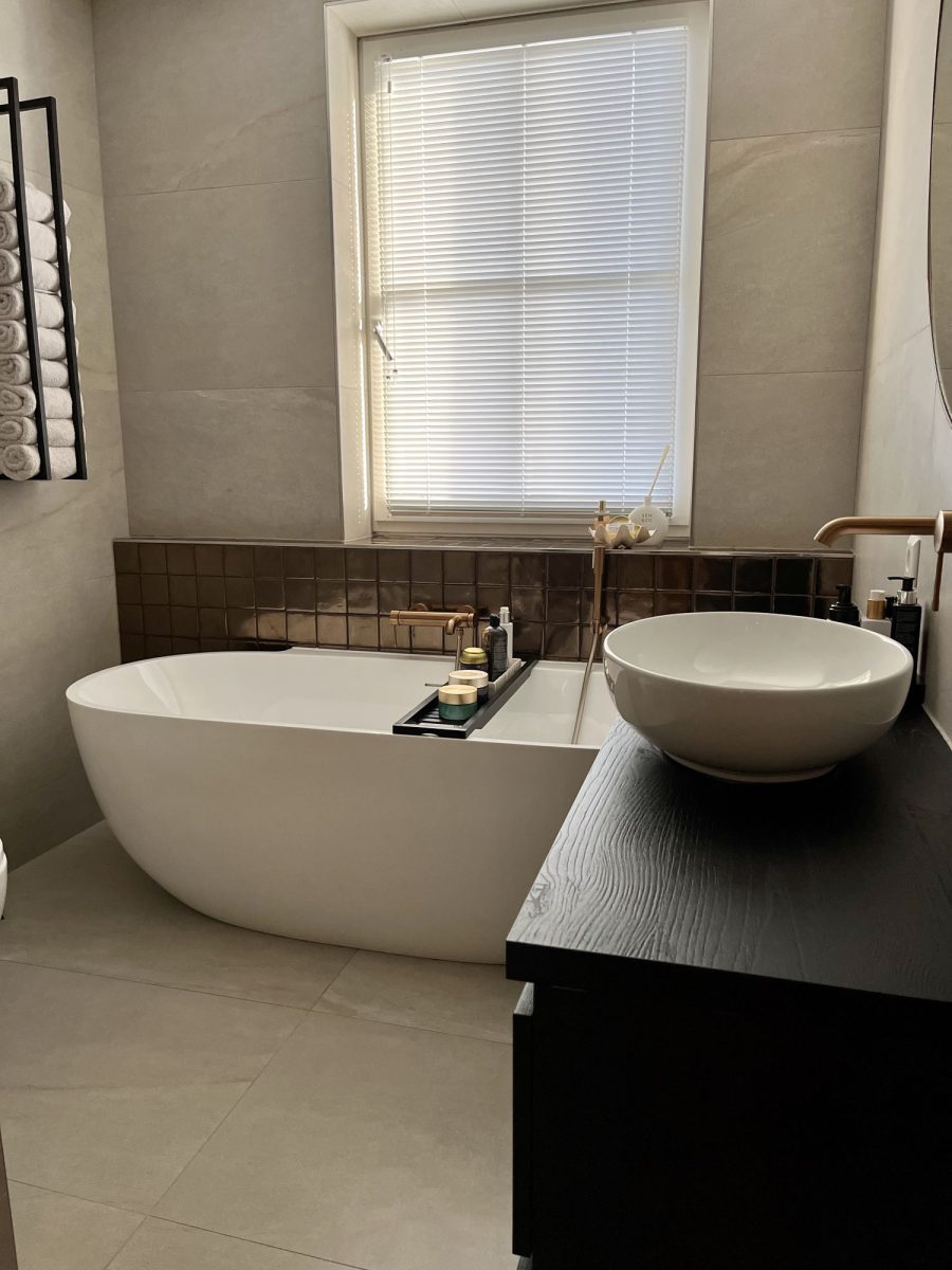 Marmerlook badkamer met brons details, foto 3