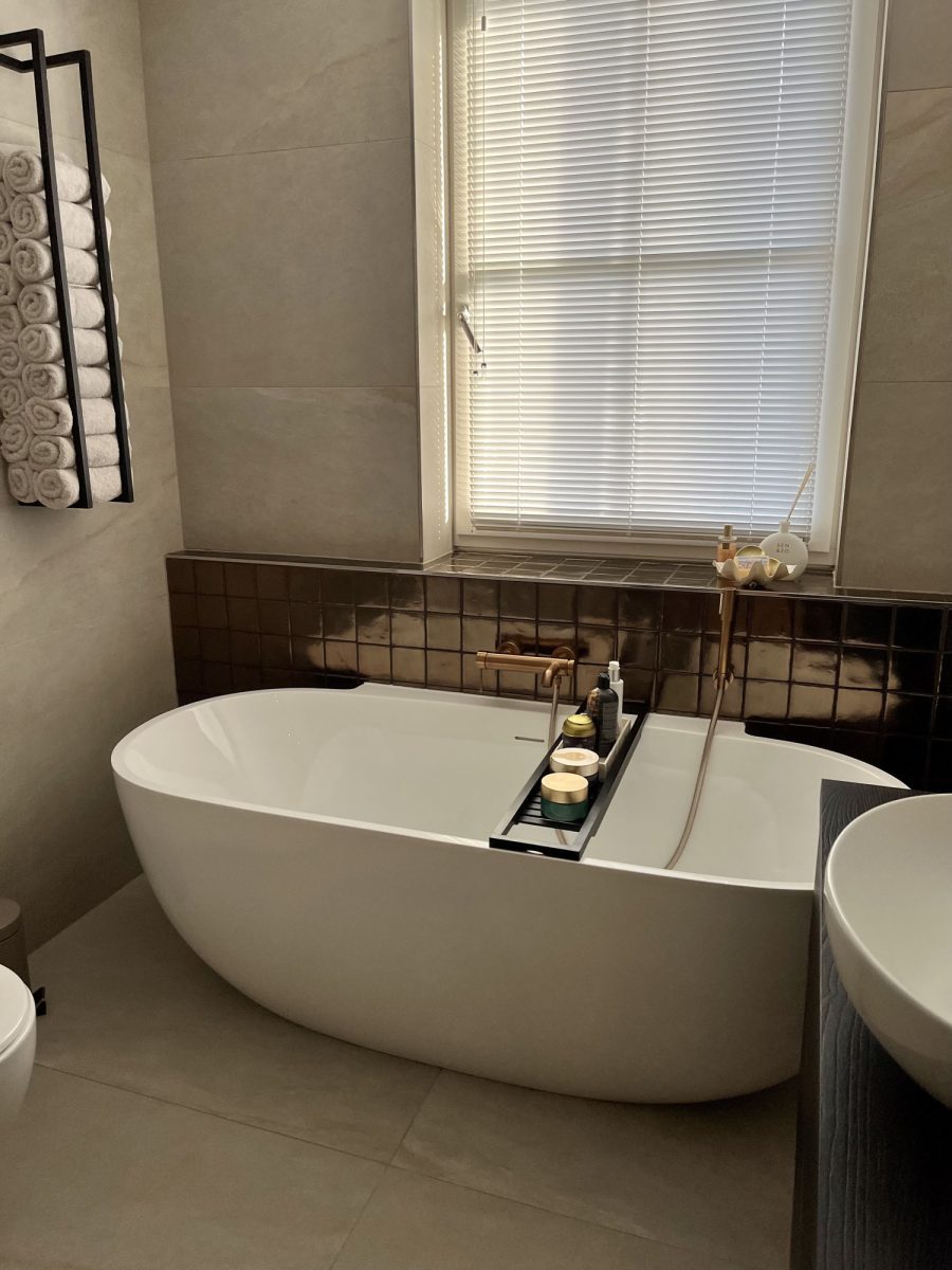 Marmerlook badkamer met brons details, foto 8