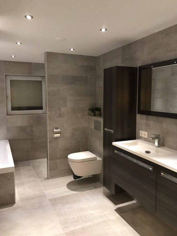 Hangend toilet met wandtegels
