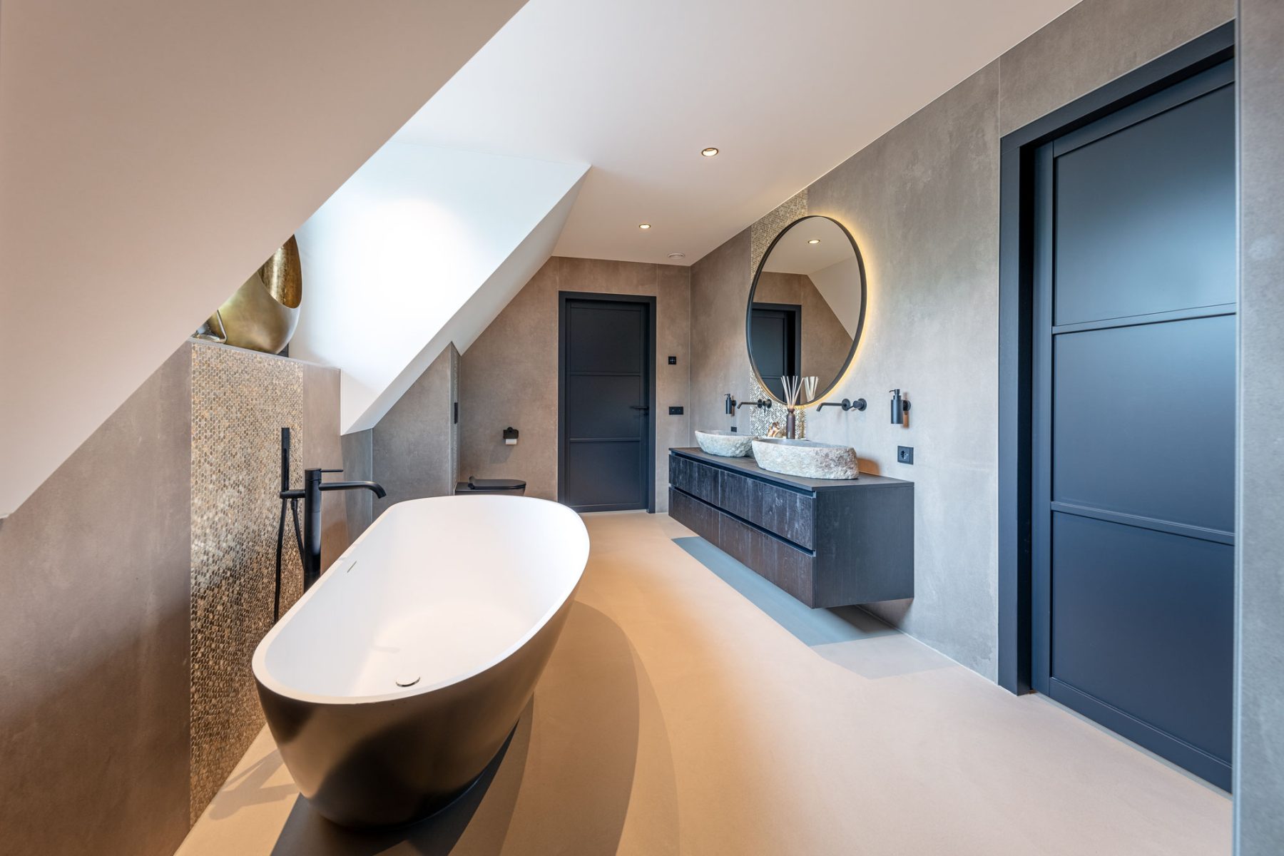 Zwarte badkamer met mozaïek, foto 1