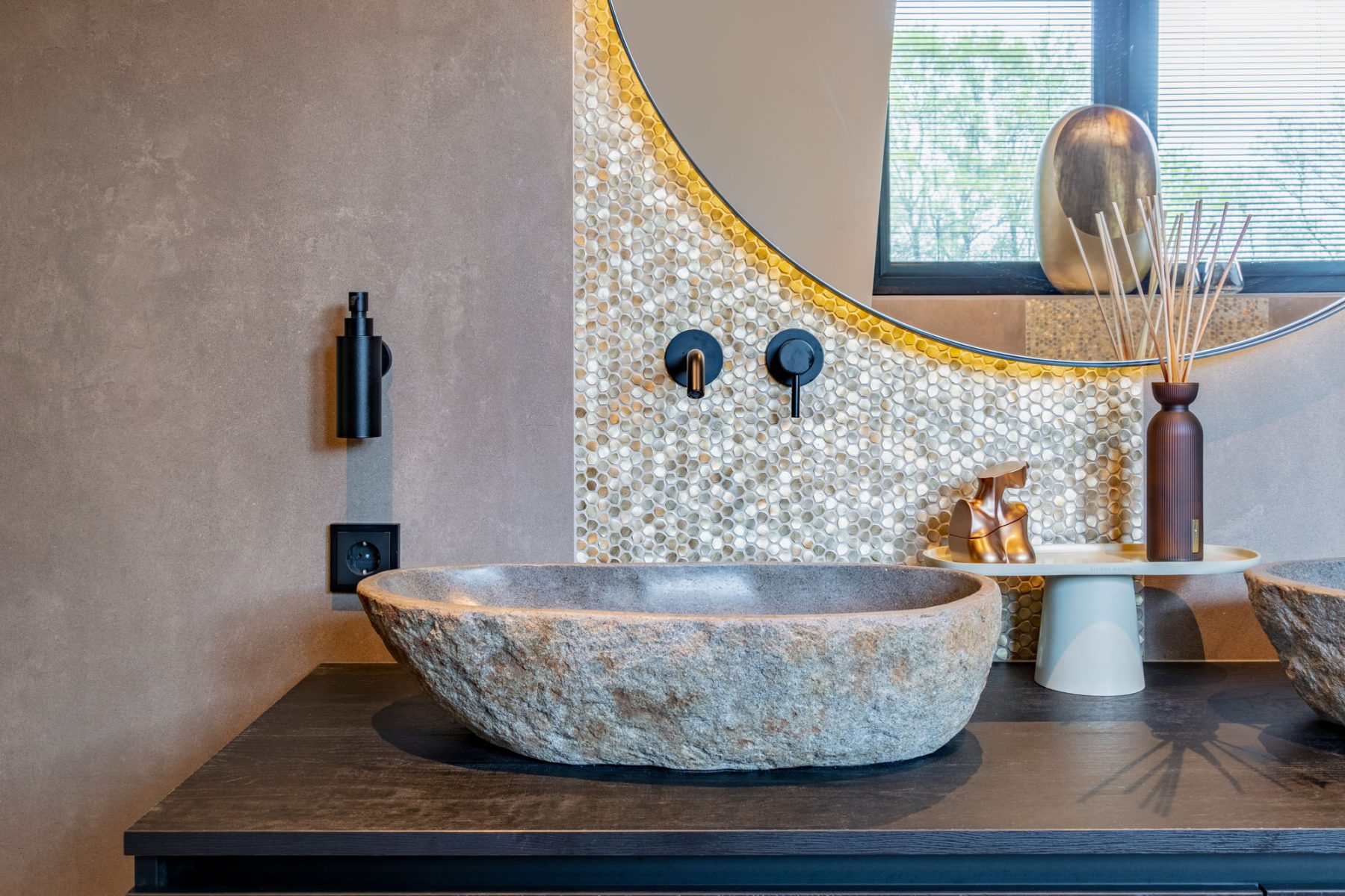 Zwarte badkamer met mozaïek, foto 4